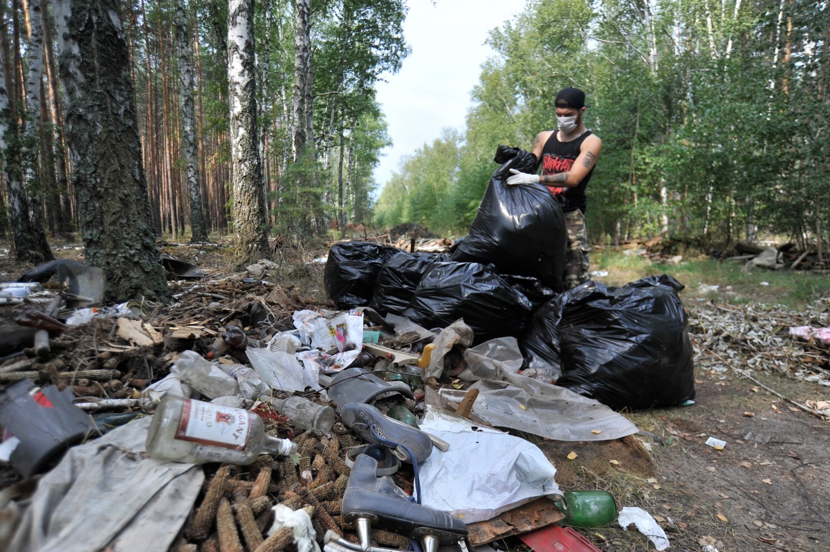 Борюсь со свинством». Зачем воронежский слесарь в свободное время убирает в  лесу