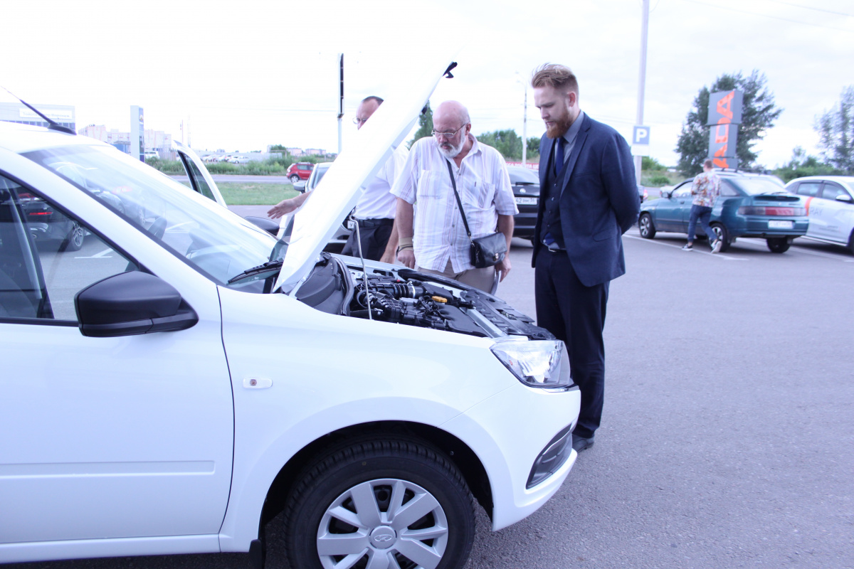 Курьер на автомобиле. Водитель-курьер с личным автомобилем. Работа на личном автомобиле воронеже. Работа на личном автомобиле воронеже. Белая машина воронежская область.