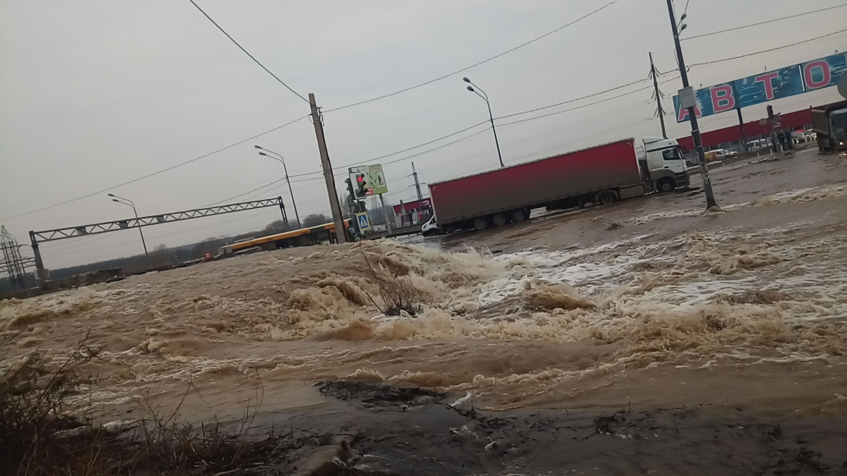 В Воронеже улицу Антонова-Овсеенко подтопило из-за коммунальной аварии