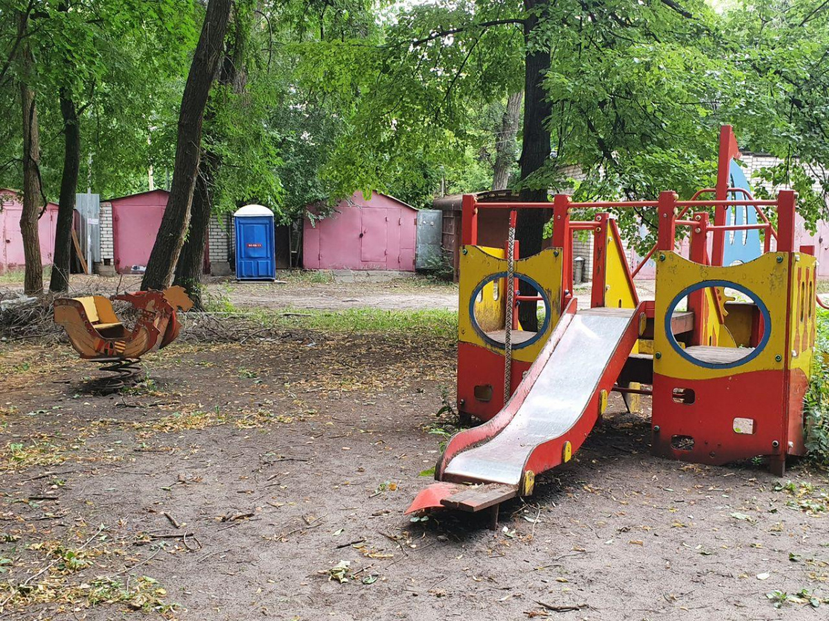 В центре Воронежа туалет для строителей поставили у детской площадки