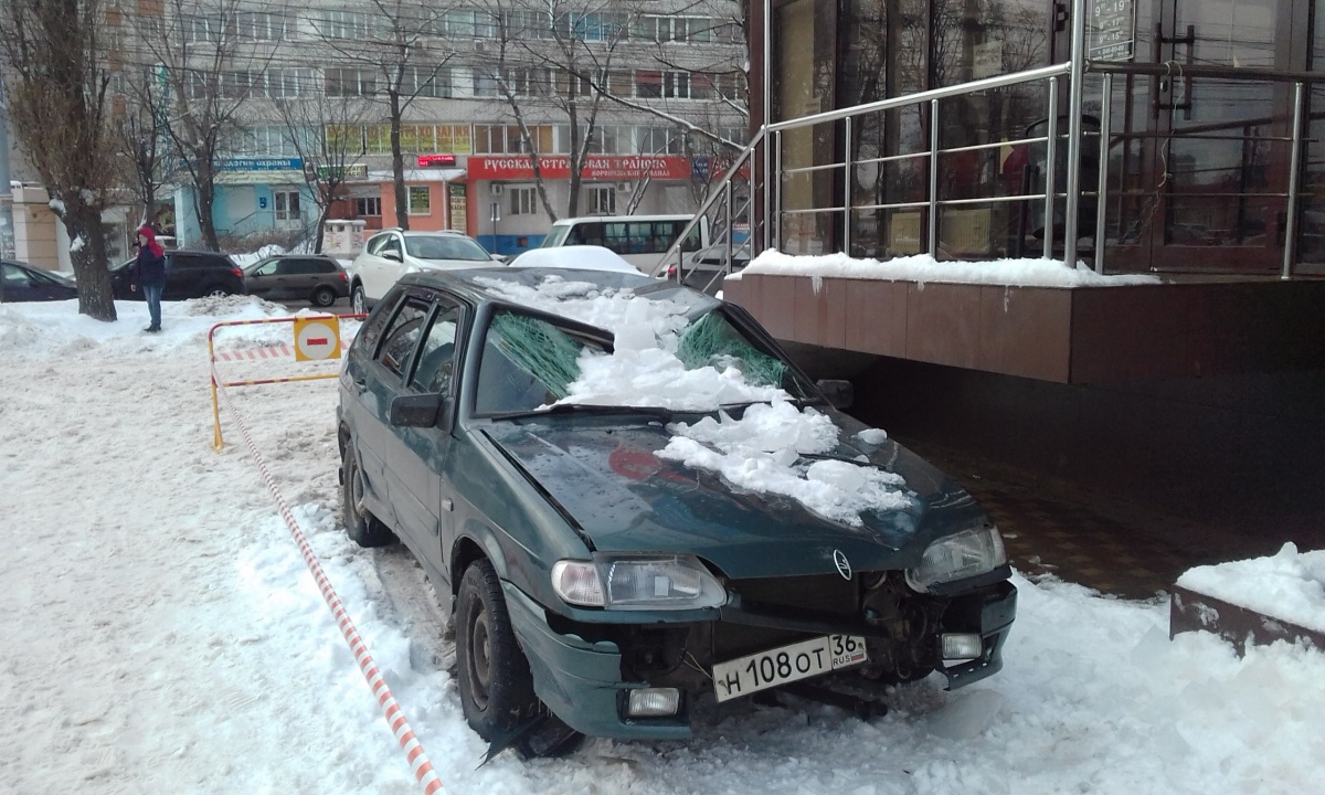 В Воронеже глыба льда помяла крышу и разбила стекло «ВАЗа»