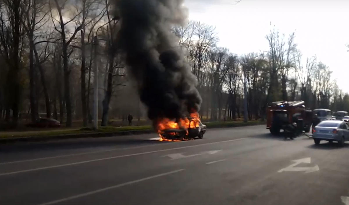 В Воронеже предотвратили взрыв газового баллона в горящей у пожарной части  иномарке