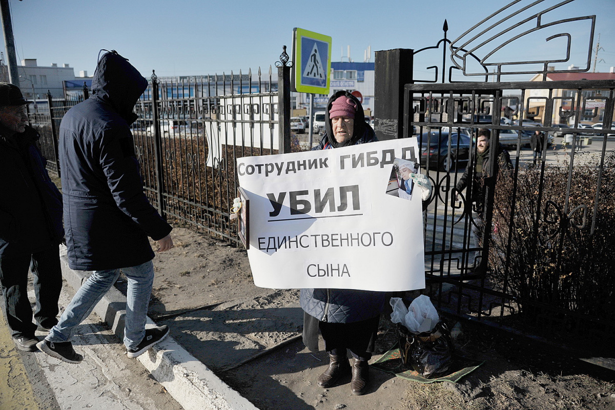 «Око за око». Мать сбитого гаишником воронежца вышла на одиночный пикет у  здания ГИБДД