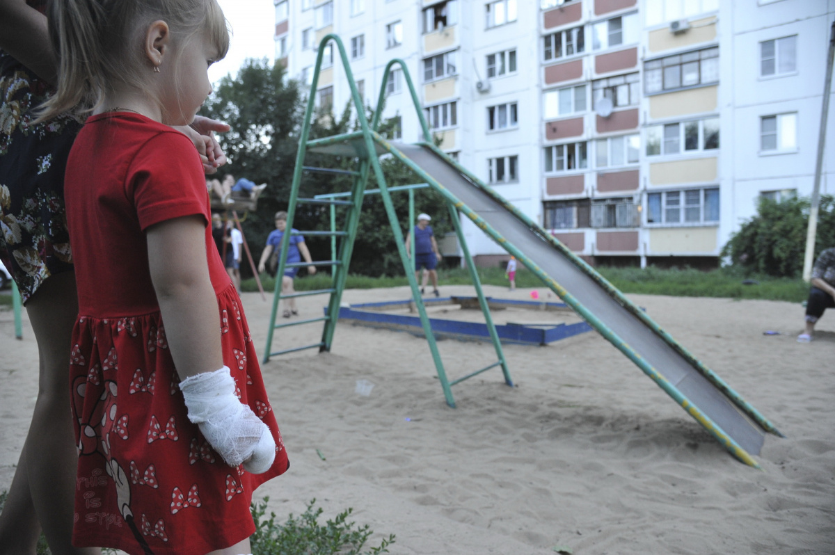 Пришлось накладывать швы. В Воронеже 4-летняя девочка повредила руку на  детской горке