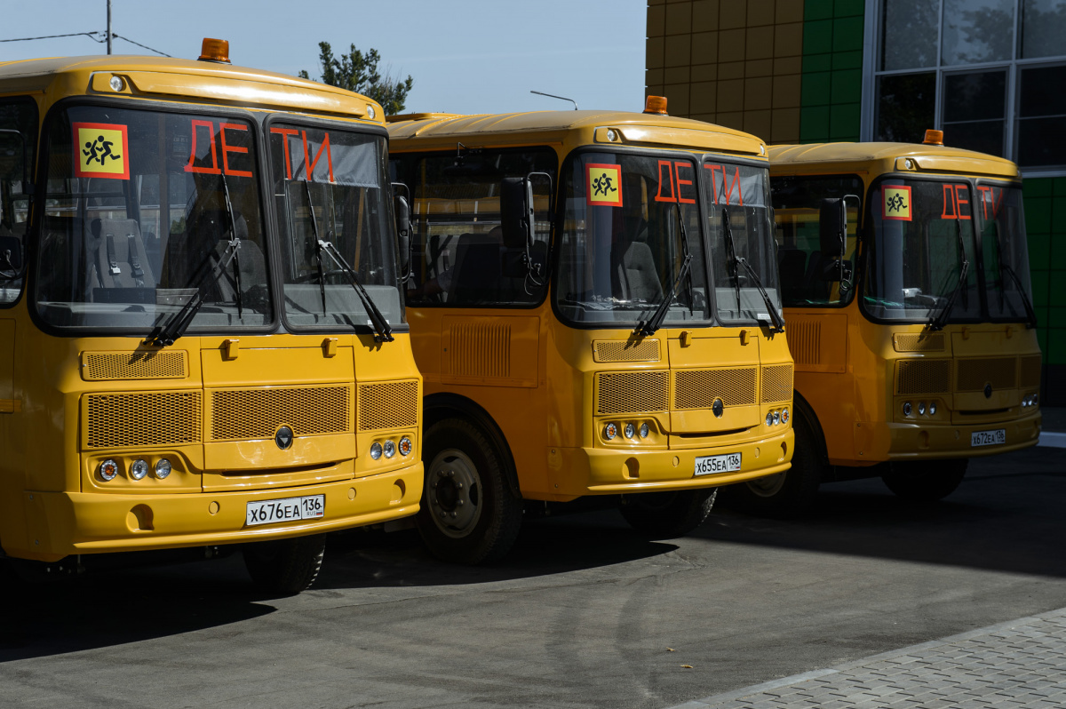 Новая школа под Воронежем получила в подарок 3 автобуса