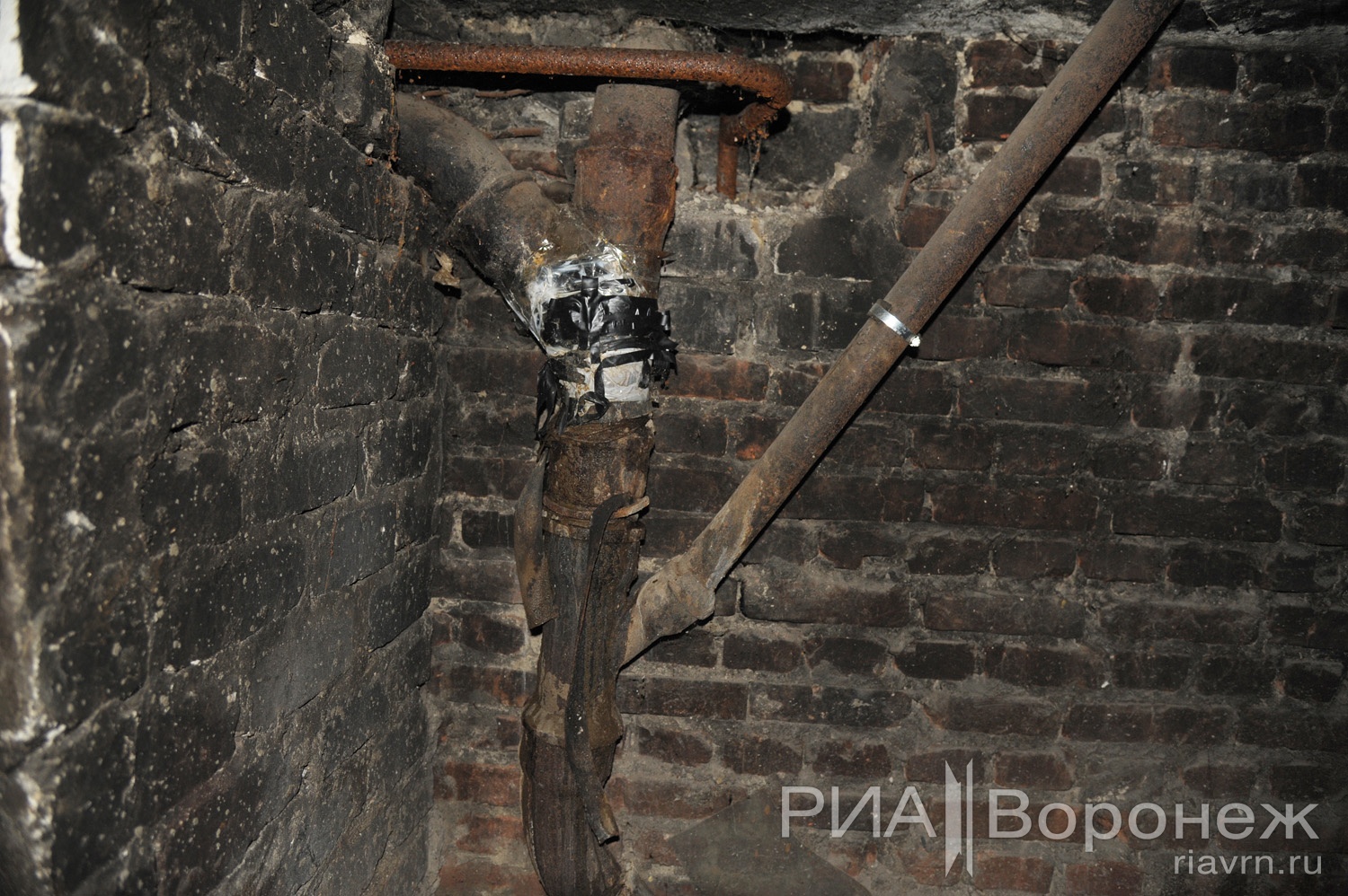 Старая труба с датчиком красивое в подвале