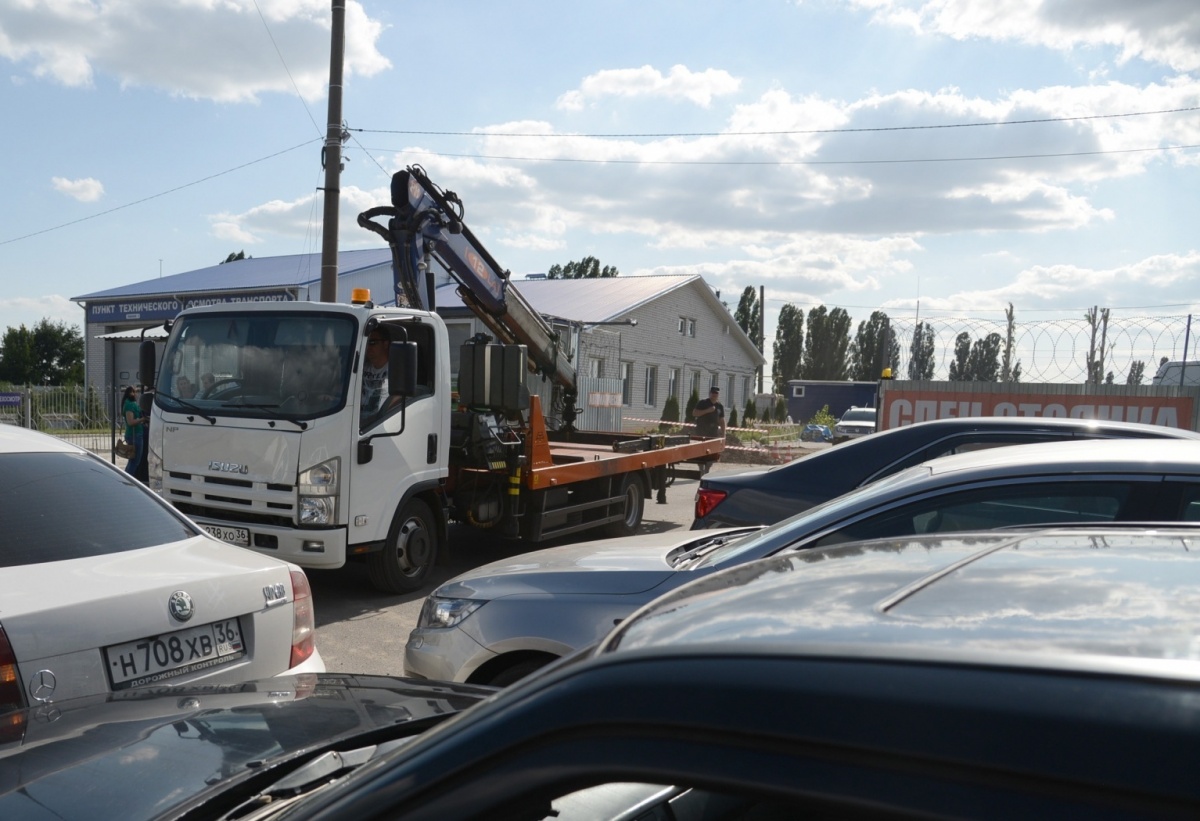 Работа воронеж водителем сегодня. Эвакуация авто фото. Угнали эвакуатор Бердск. Угоны автомобилей Воронеже.