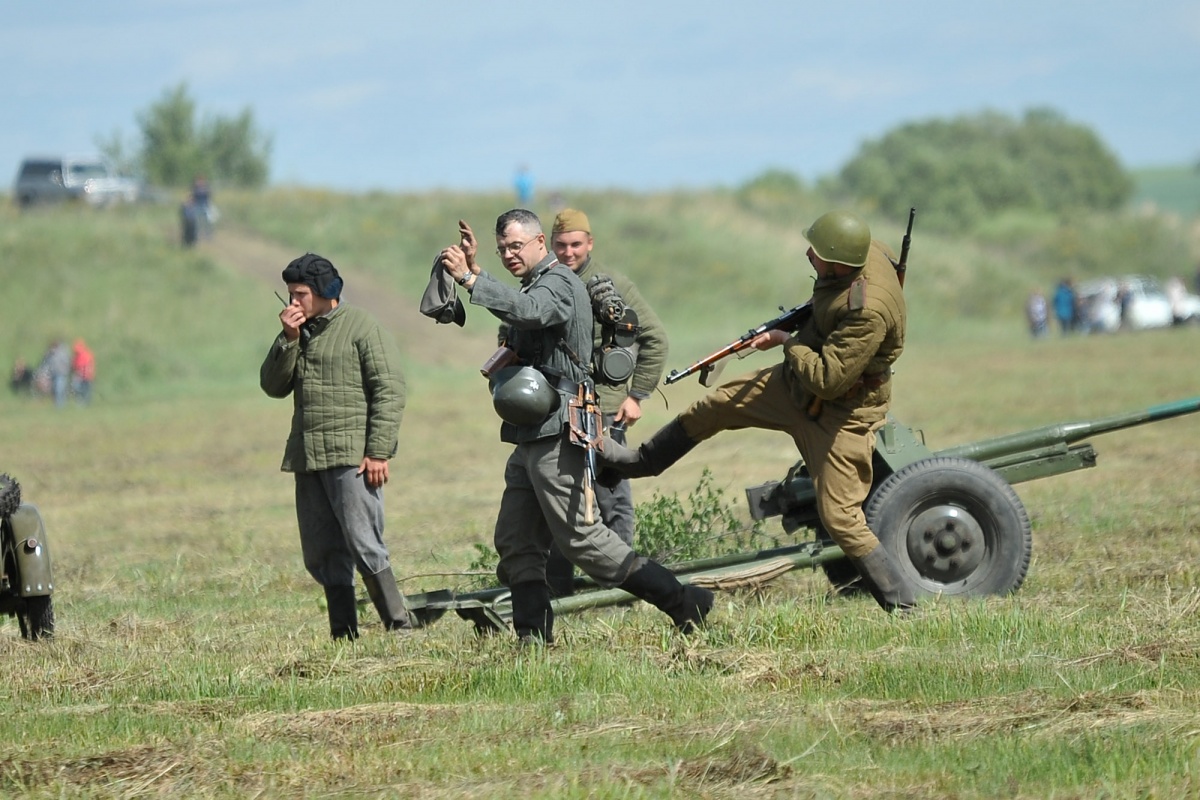 Бизнесмен и домохозяйка. Кто изобразил русских и немцев на фестивале  «Воронежский фронт»