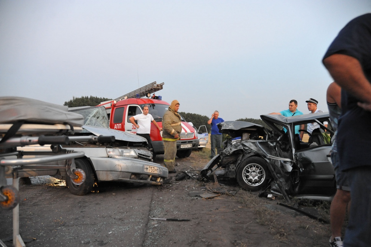 В аварии легковушек на воронежской трассе пострадали 3 человека