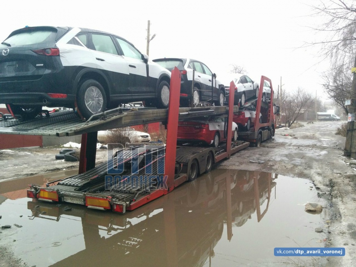 В Воронеже сняли на видео застрявший в луже автовоз