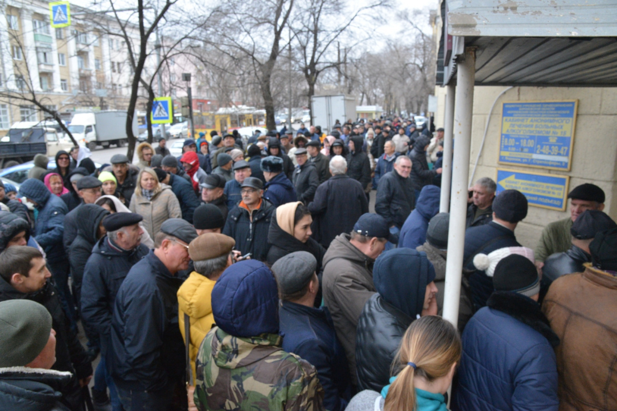 Подорожание справок в 5 раз спровоцировало столпотворение у наркодиспансера  в Воронеже