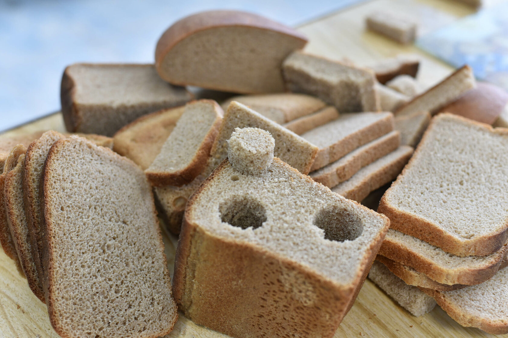 Колбаса сахар хлеб. Полезный хлеб. Крошки белого хлеба. Какой хлеб полезнее. Опасный хлеб.