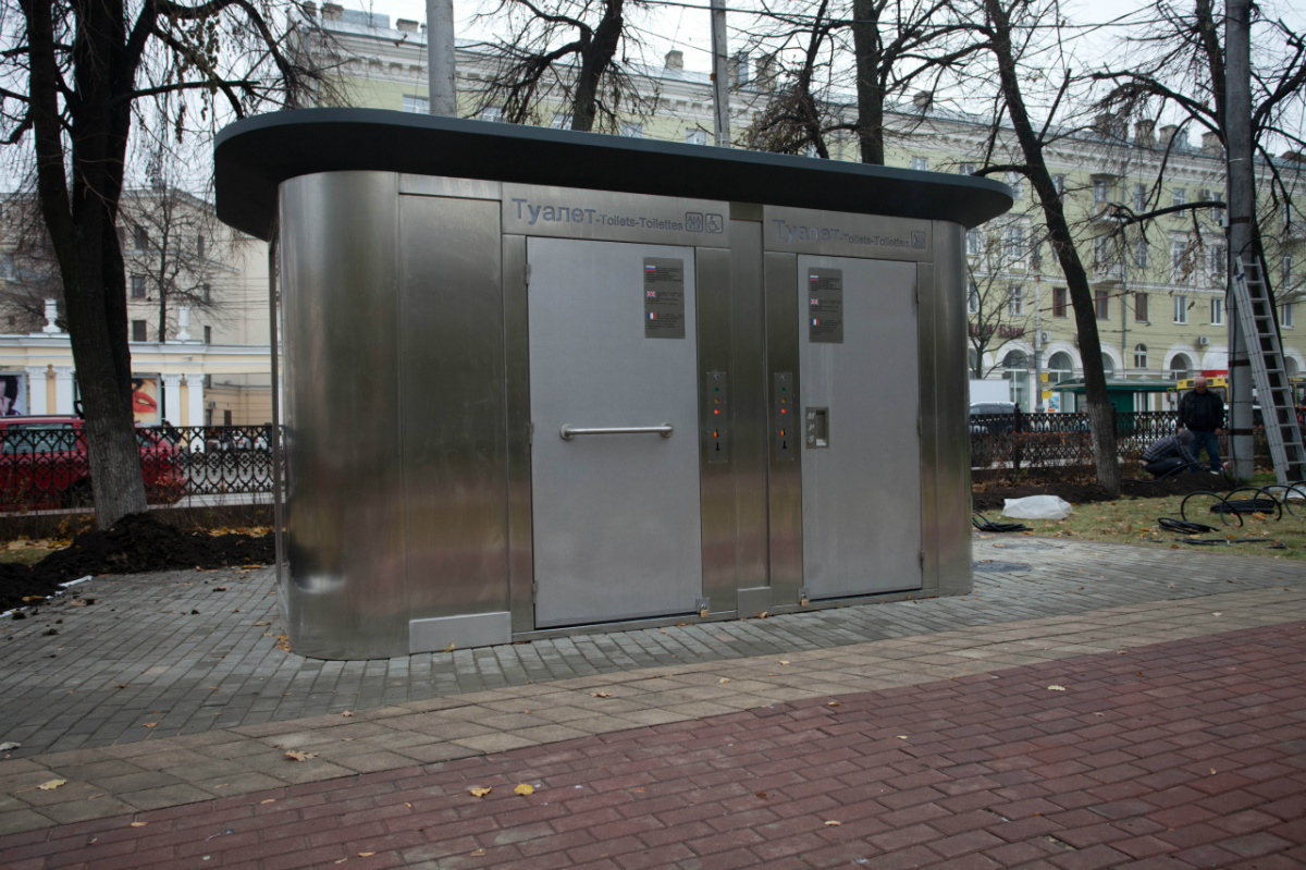 Дом на месте туалета. Современный общественный туалет. Городской туалет. Туалет уличный городской. Современный уличный туалет.