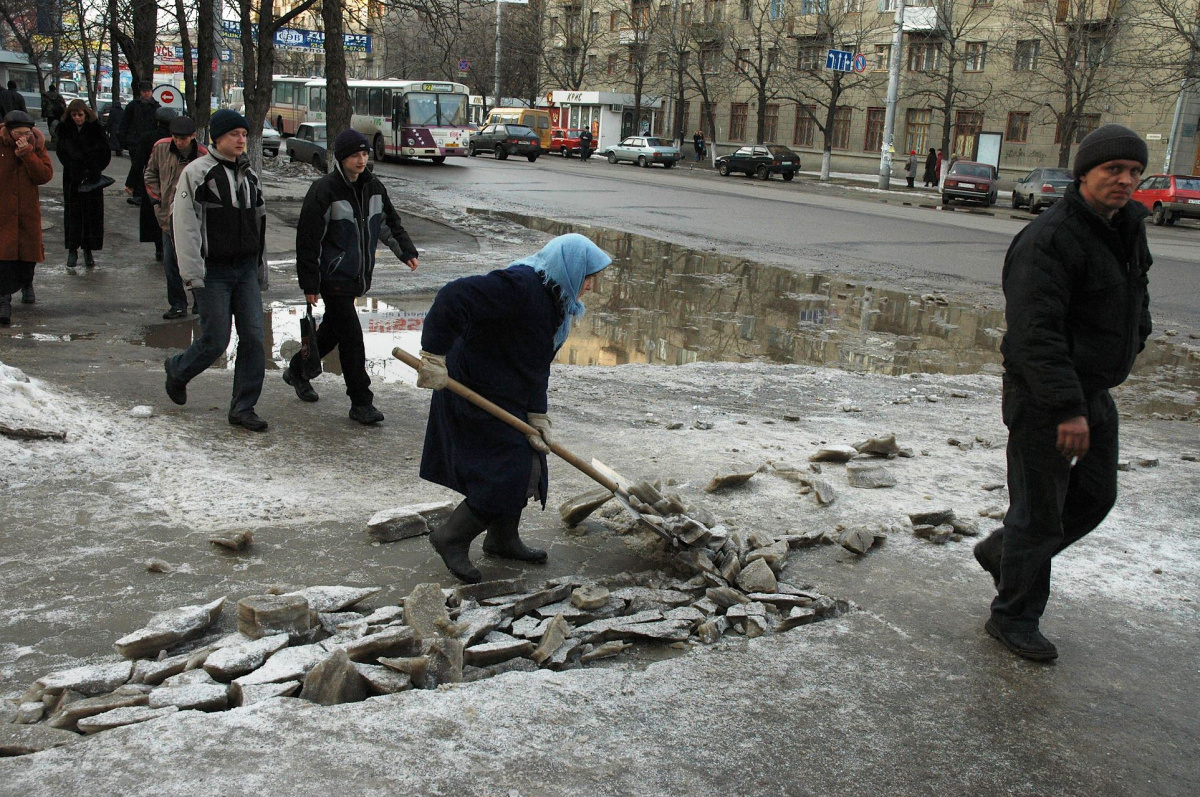 Случай декабрь. Гололед в Воронеже. Гололед Воронеж человек. Гололед в Воронеже сегодня. Воронеж фото гололед.