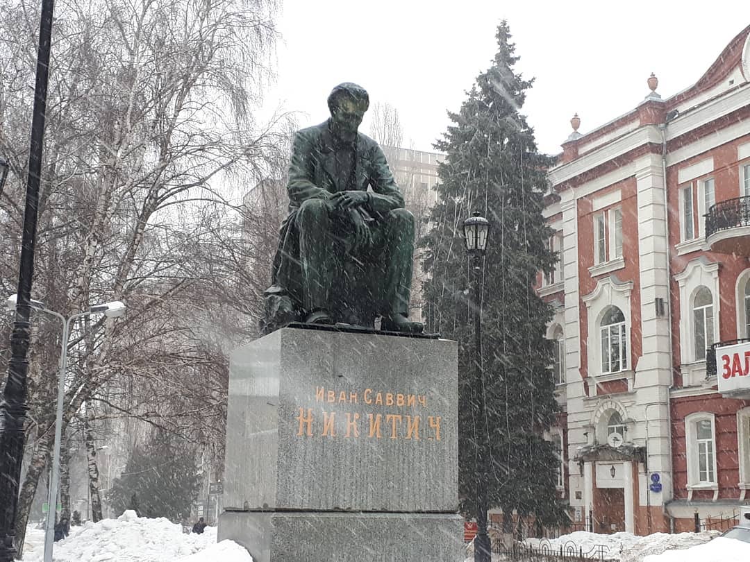 Никитин какие памятники. Памятник Никитину в Воронеже. Памятник Ивану Никитину в Воронеже.