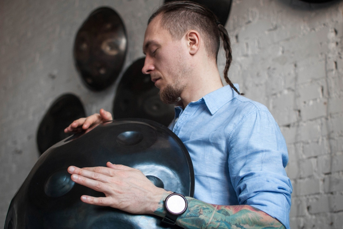 Ханг. Ханг музыкальный инструмент фото. Игра на ханге девушка. Школа ханга в москве. Ханг.