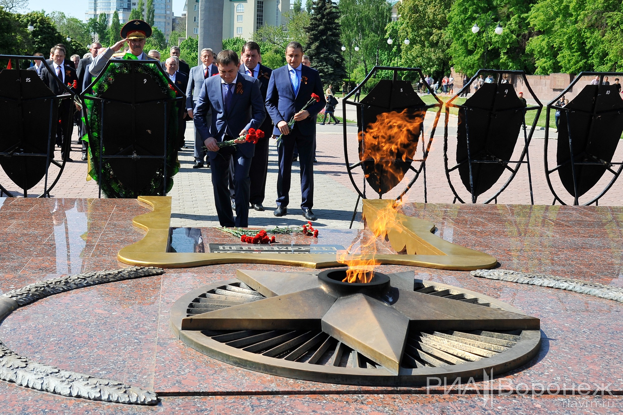 Воронеж слава. Вечный огонь Воронеж. Вечный огонь Воронеж памятник славы. Вечный огонь в Воронеже на площади. Воронеж вечный огонь на пл Победы.