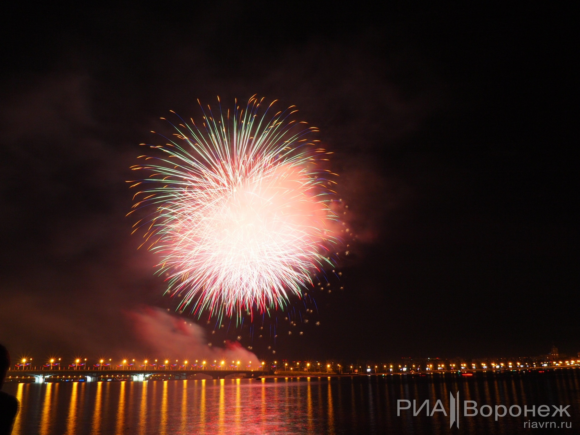 Фейерверки воронеж. День города Воронеж салют. Салют в Воронеже сегодня. С днём города картинки. Город Воронеж день город сегодня салют в.