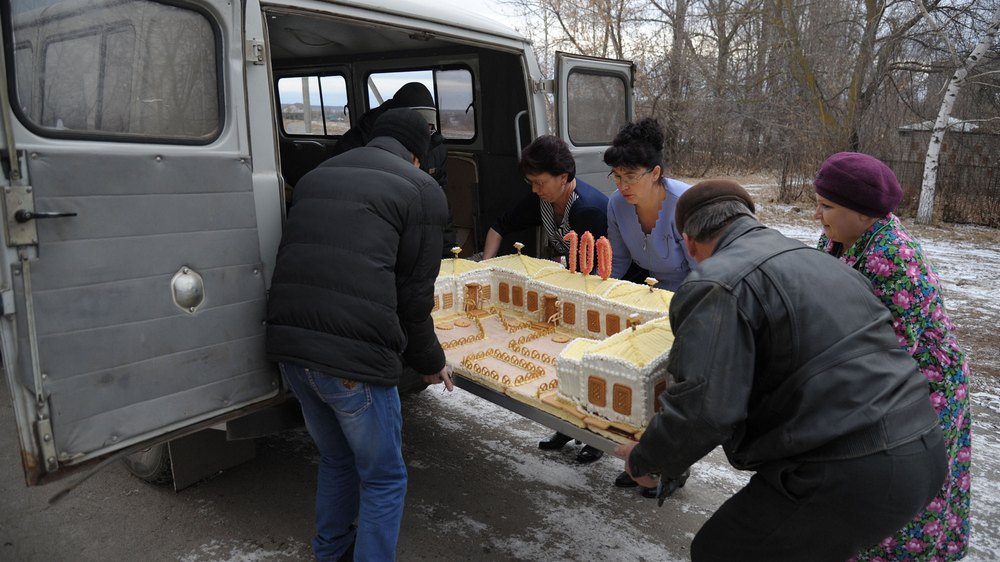Как перевозить торт. Коробки тортов в багажнике. Памятка по перевозке торта. Транспортировка торта в машине. Транспортировка торта в машине.