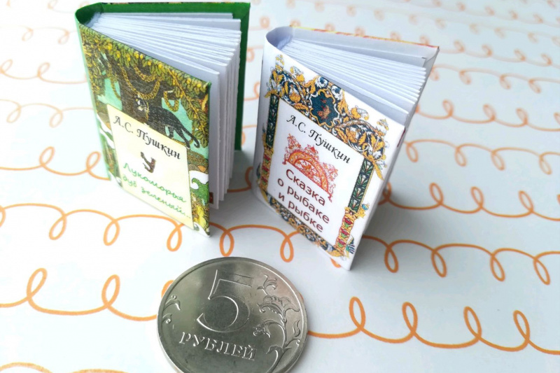 Разглядеть миниатюрные книги Пушкина .jpg