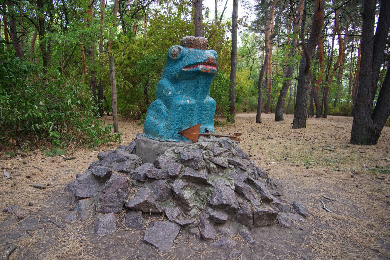 скульптура лягушки в парке Воронеж
