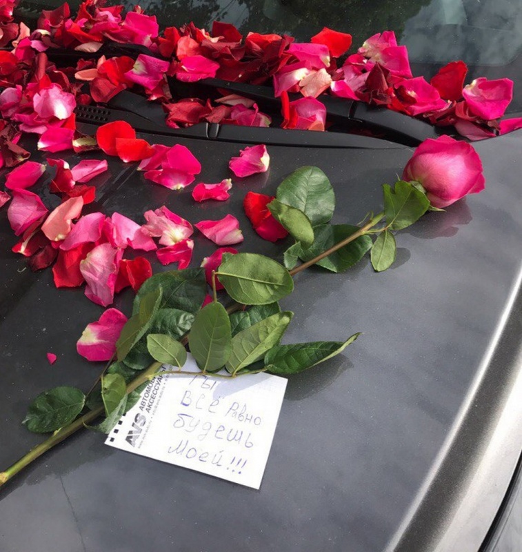 Как реагировать на подаренные цветы. Цветы в машине. Букет роз в машине. Цветы с запиской. Цветы подарок для девушки.