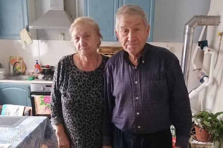 пожилая пара супруги ветераны волонтеры изоляция