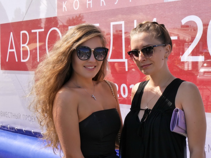 Дарья Веревкина (слева с длинными волосами) и ее подруга Евгения.jpg