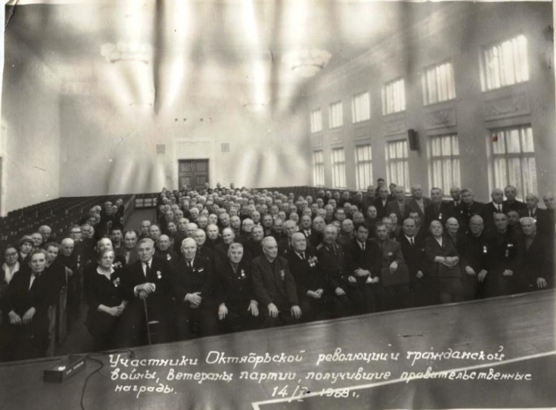 Участники Октябрьской революции в зале заседаний здания Воронежского обкома КПСС, 1989 год.jpg