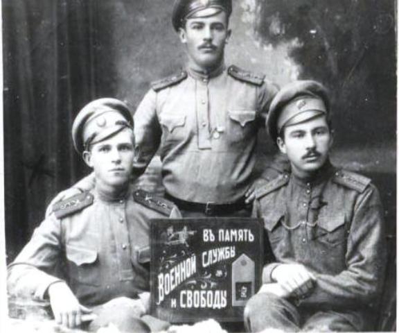 Солдаты 5-го пулеметного полка Александр Кузнецов, Александр Шмелев, Василий Пицин.jpg