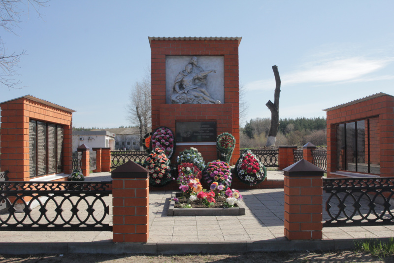 Братская могила № 49 современный памятник.JPG