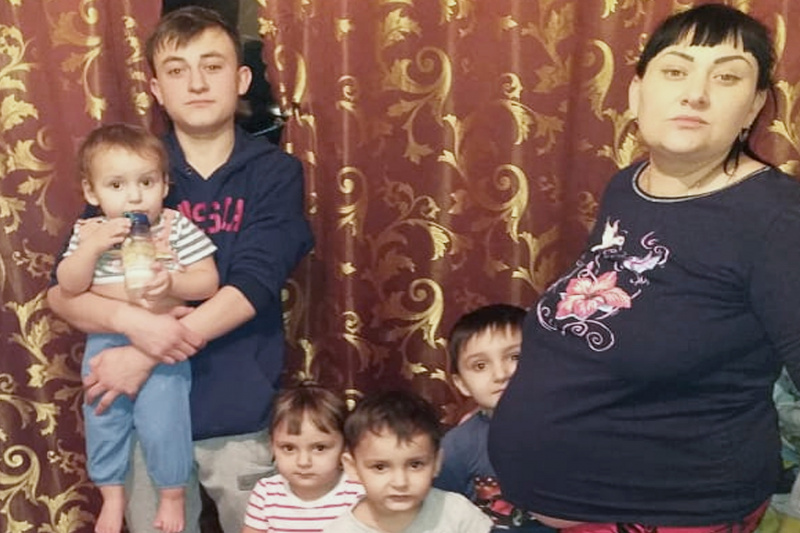 Усыновление без гражданства. Узбекская семья. Узбекская семья которая усыновила детей. Мать 5 детей. Многодетная семья узбеков.