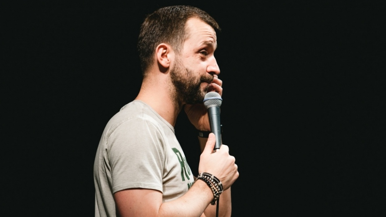 руслан белый в стендап шоу. руслан белый 2021. стендап комик руслан белый. руслан белый. руслан белый 2022.