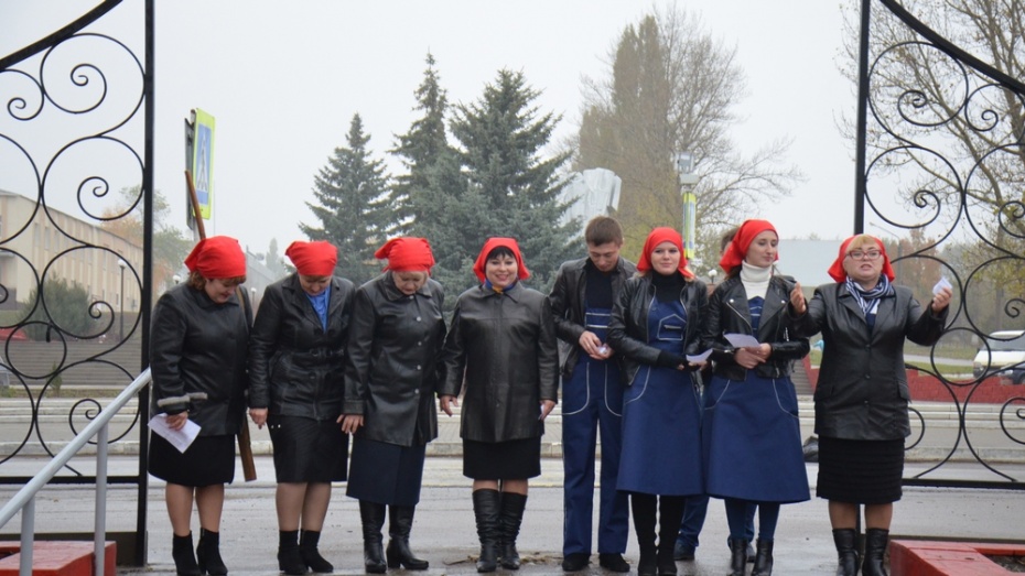 Погода в верхнем мамоне на месяц. Токаревский пруд верхний Мамон. Директор дома культуры верхний Мамон. Комсомольская агитбригада. Соцзащита верхний Мамон Воронежская область.