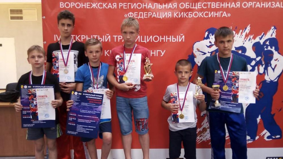 Каменские кикбоксеры завоевали 3 «золота» на областном турнире