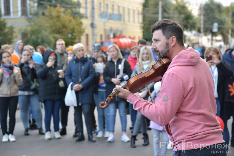 9 музыкантов. Уличные музыканты Калининград. Уличные музыканты Воронеж. Уличные музыканты Выборг. Уличные музыканты Воронежа день города Воронежа.