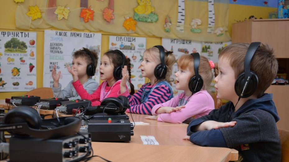 Специальная глухих и слабослышащих. Учреждения для глухих детей. Дошкольники с нарушением слуха. Класс для слабослышащих детей. Дети с нарушением слуха в школе.