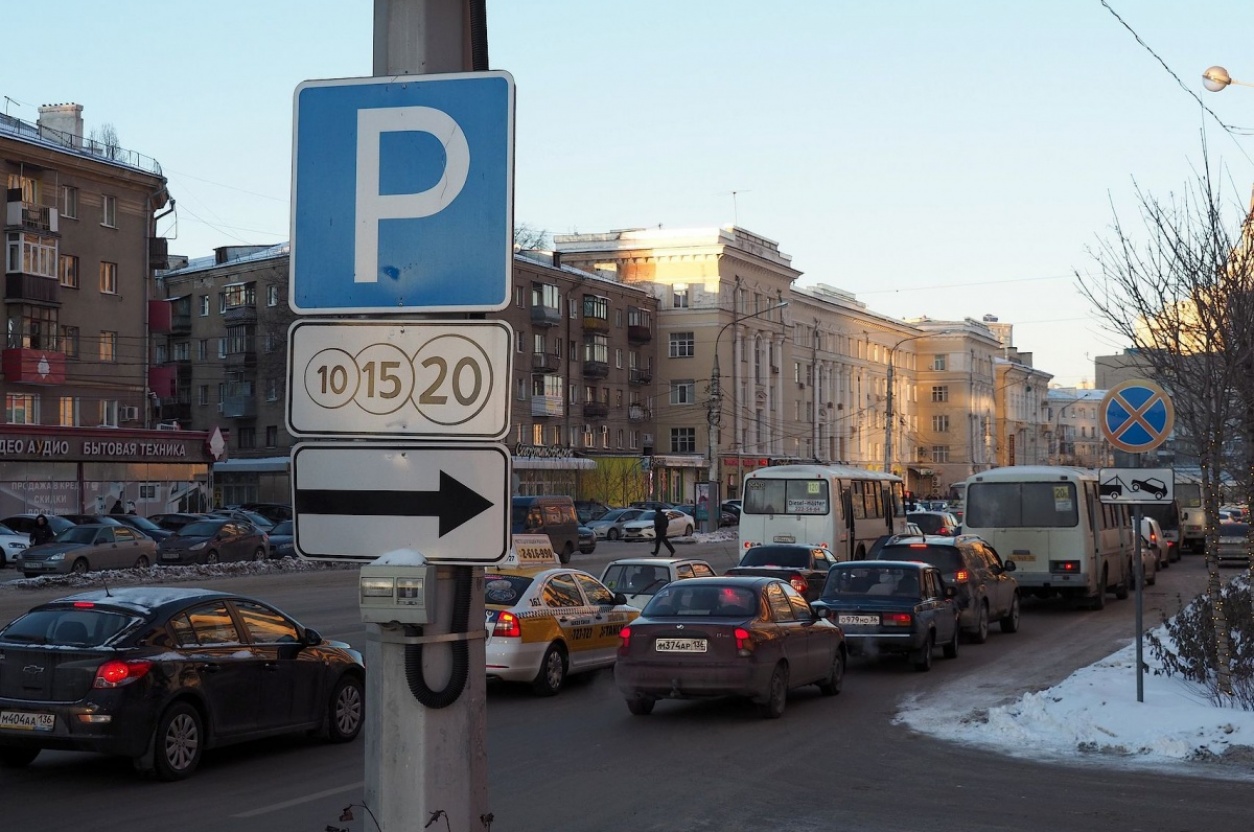 Парковка в городе. Воронеж проспект революции парковочная зона. Зона парковки Воронеж проспект революции. Парковка платная проспект революции Воронеж. Елецкая 15 платная парковка.