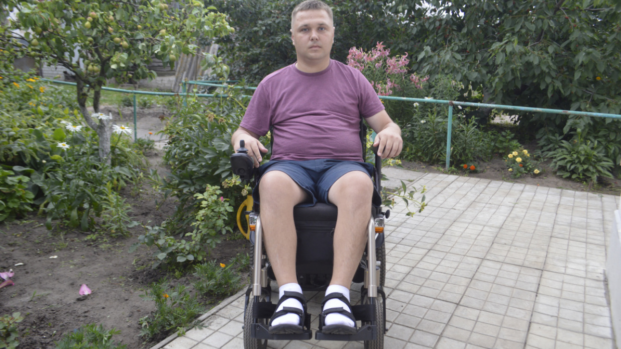 Неработающий инвалид с детства. Инвалид колясочник. Ноги инвалида колясочника. Парень колясочник. Парень инвалид колясочник.